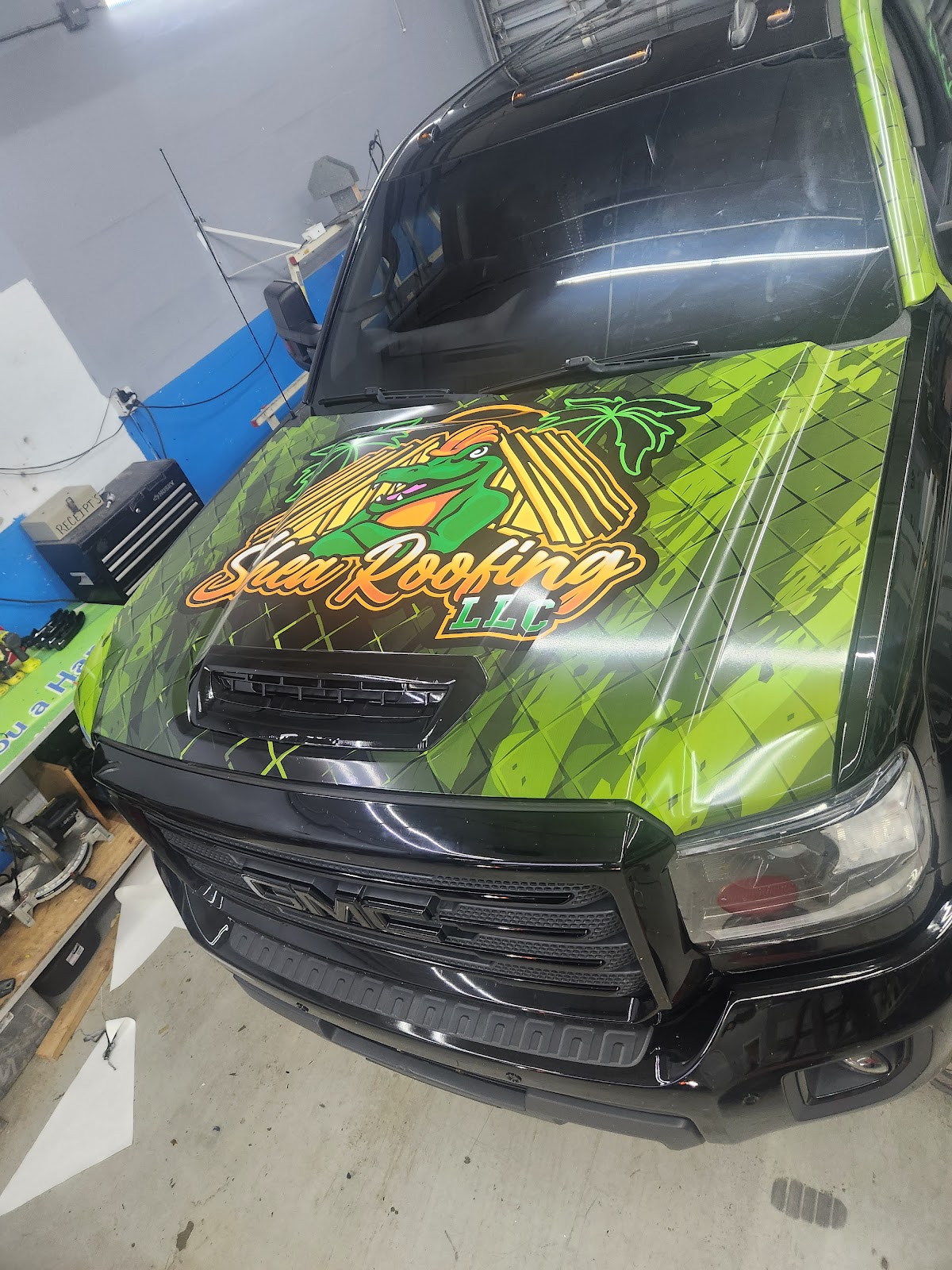 Diego's Signs & Wraps workshop
