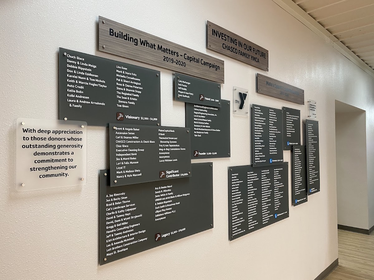 Larry Perez Signs & Graphix workshop