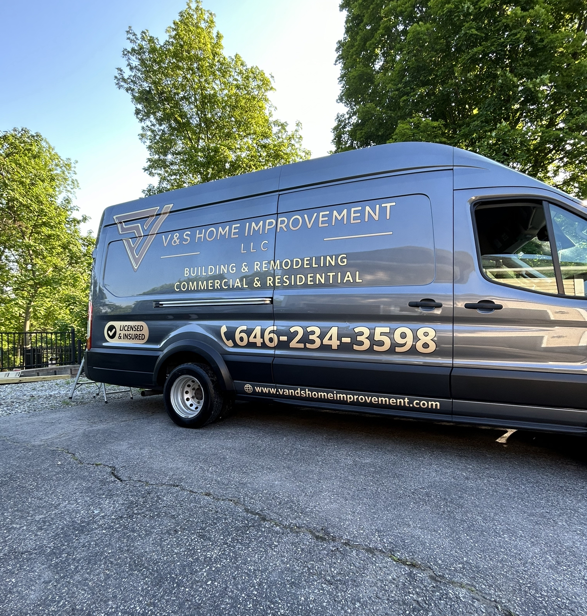 Interstate Graphics Inc. | Vinyl Lettering & Decals | Storefront Window & Wall Graphics | Truck Lettering workshop