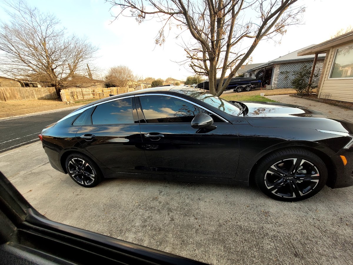 Texas Elite Tint & Glass workshop