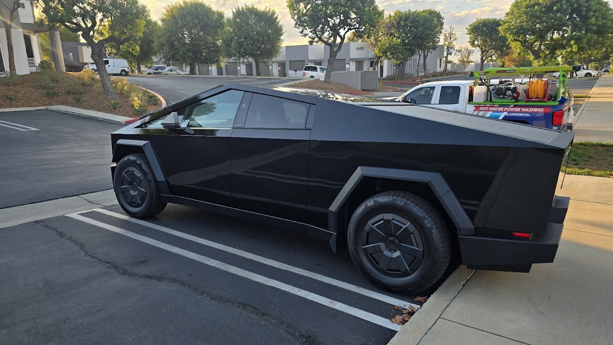 Custom Graphics Car Wraps workshop